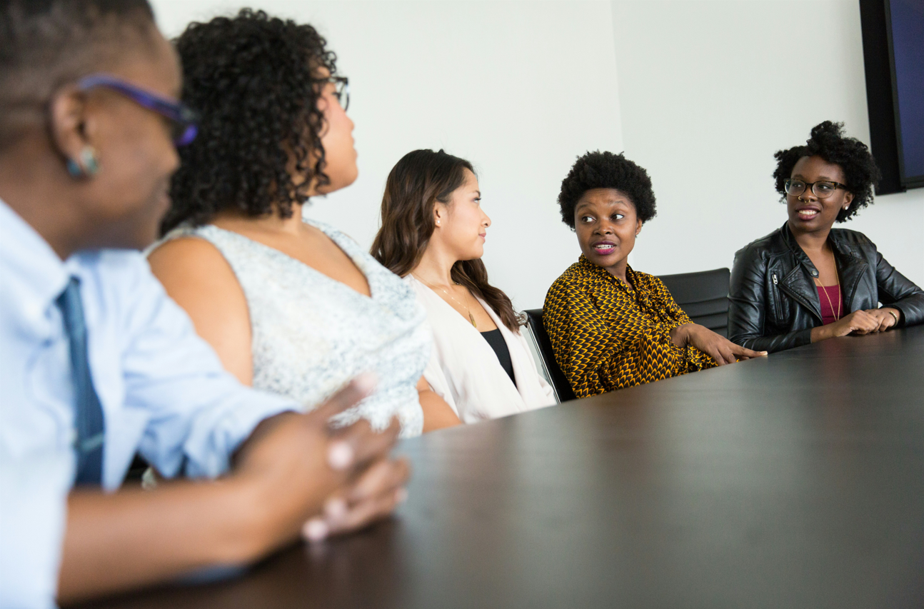 Groupe de femmes professionnelles en réunion, écoutant une intervenante