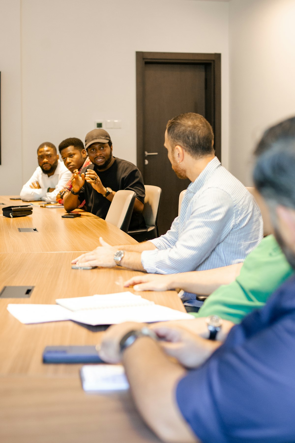 Groupe multiethnique d'adultes en réunion professionnelle diversité réelle